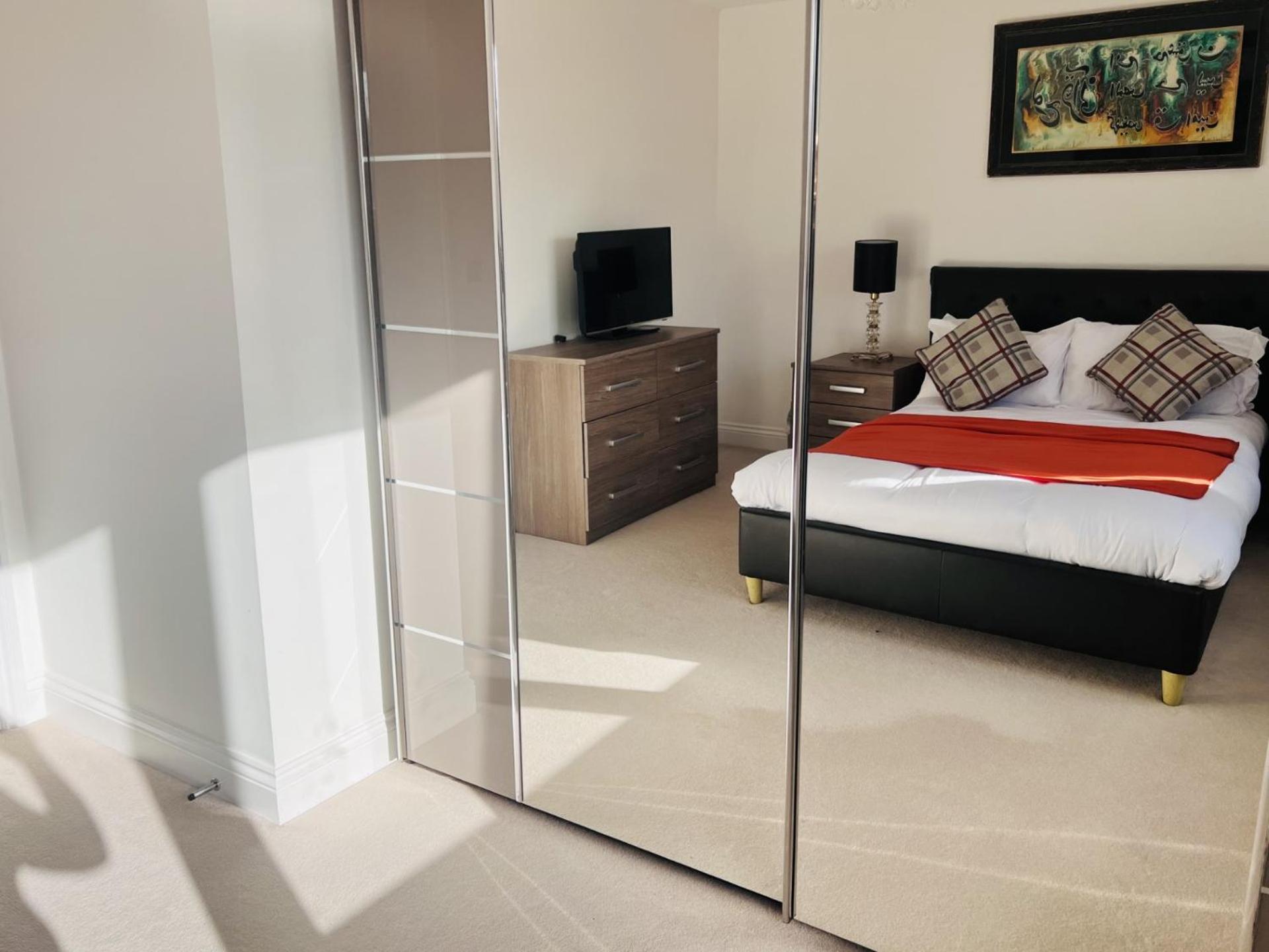 Elegant Double With Private Bathroom In Homestay *