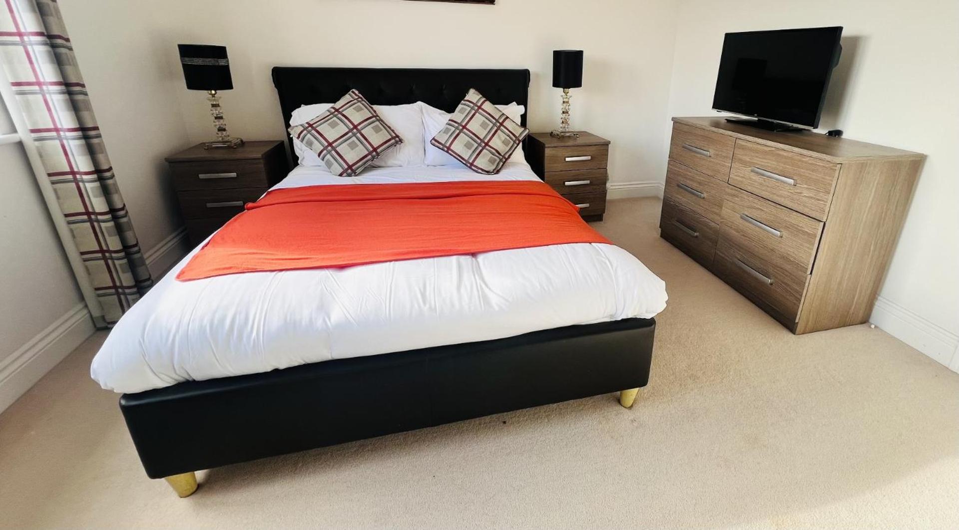 Elegant Double With Private Bathroom In Homestay Reading
